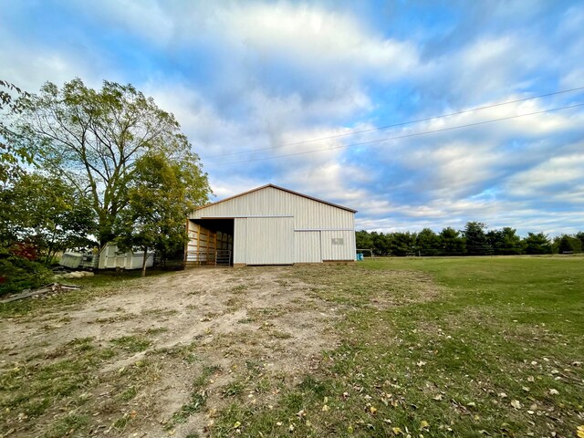 view of outdoor structure featuring a yard