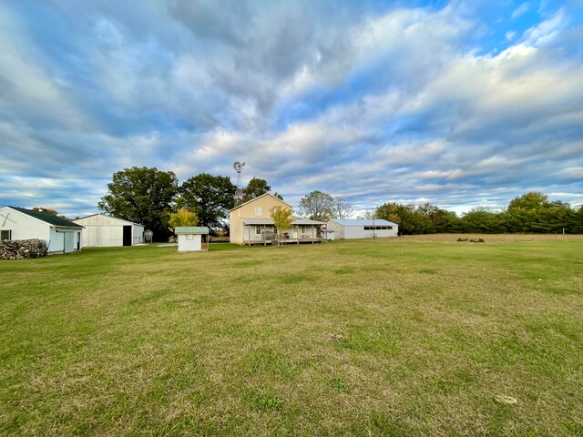 view of yard with an outbuilding