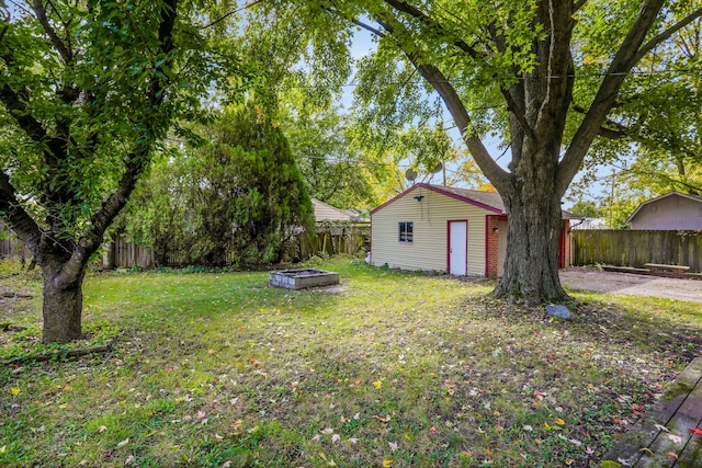 view of yard with an outdoor structure