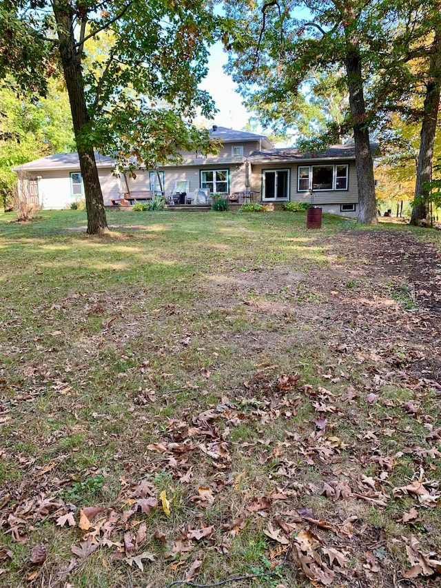 view of front facade with a front lawn