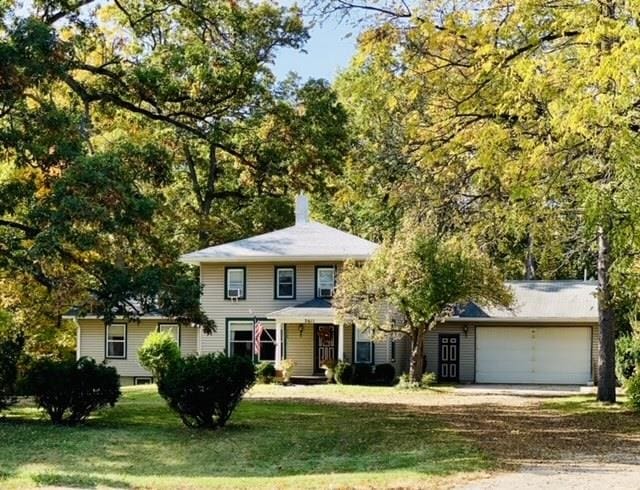 view of front of home featuring a front yard and a garage