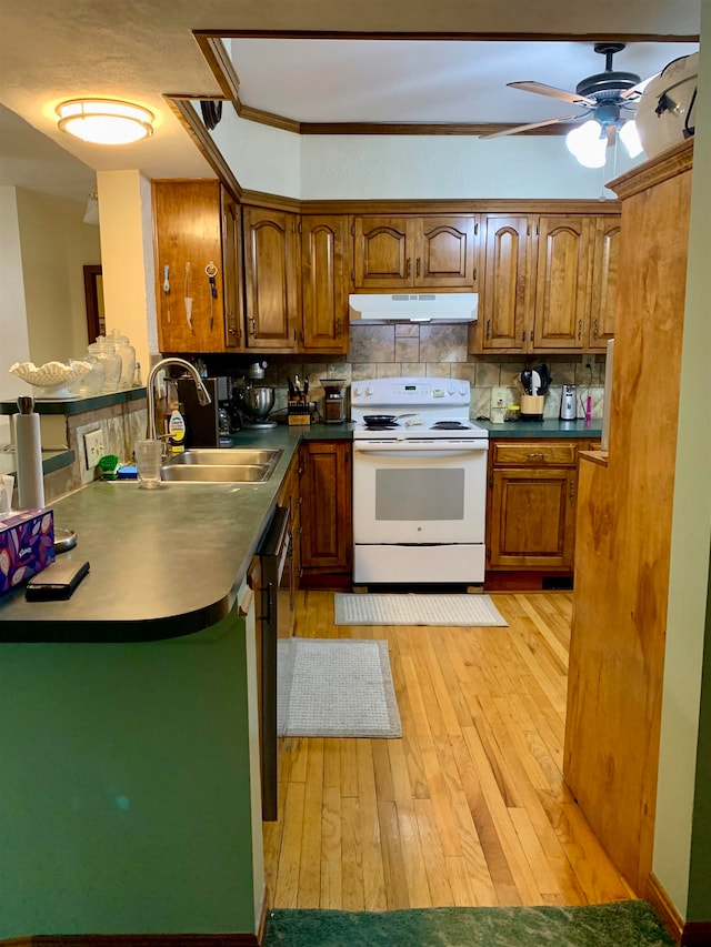 kitchen with sink, white electric stove, light hardwood / wood-style flooring, decorative backsplash, and ceiling fan