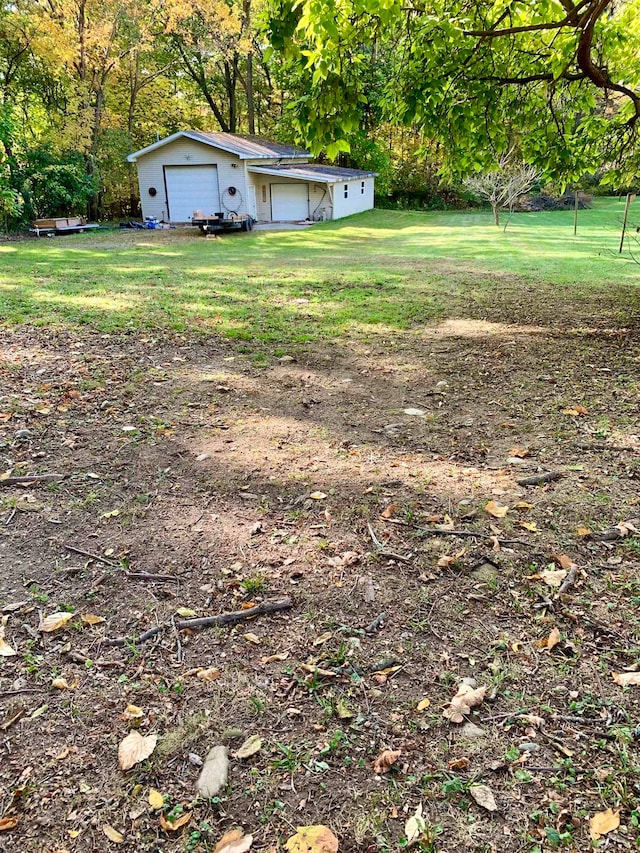 view of yard featuring a storage shed