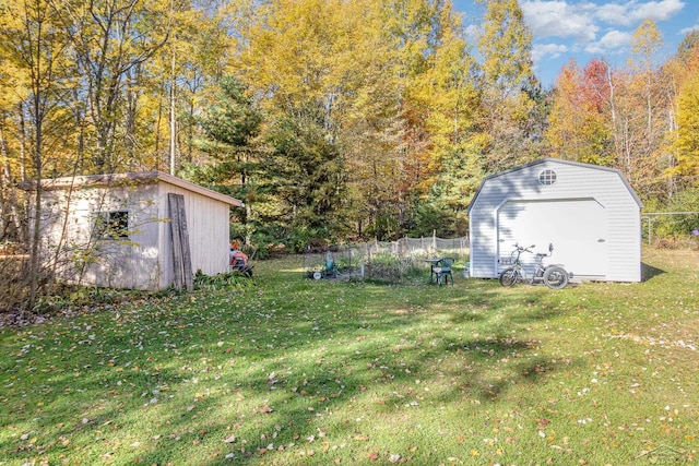 view of yard featuring a shed