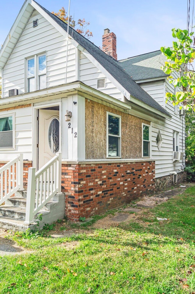 view of front facade featuring a front yard