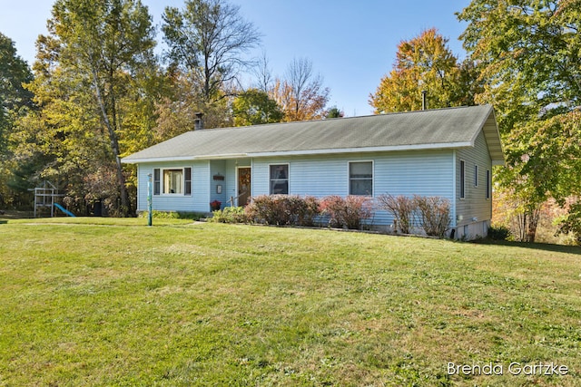 ranch-style home featuring a front lawn