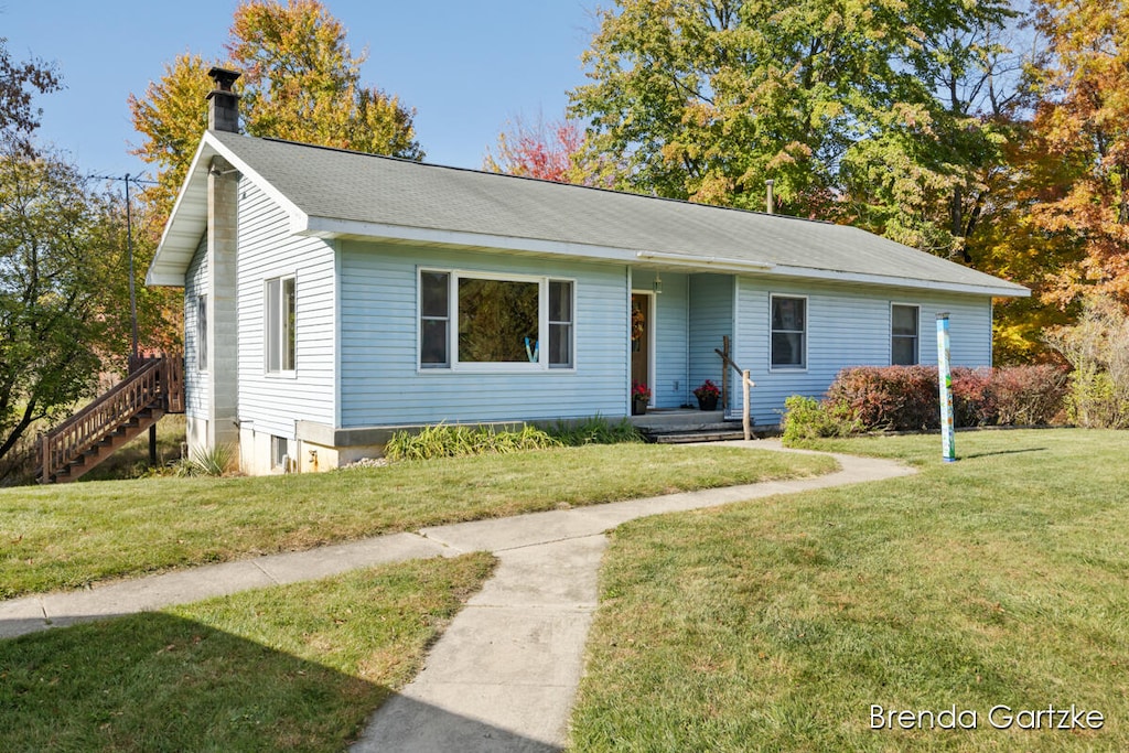 view of front of home featuring a front yard