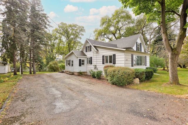 view of front of house featuring a front lawn