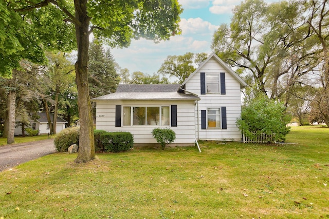 view of front of property featuring a front lawn