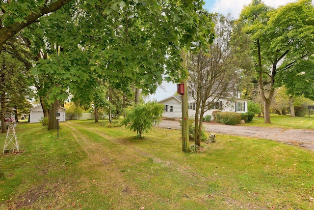 view of yard featuring an outbuilding