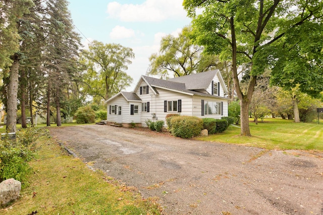 view of front facade with a front yard