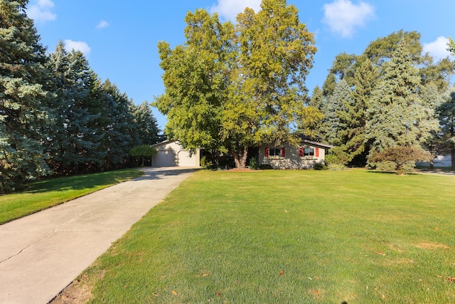 view of front facade with a front lawn