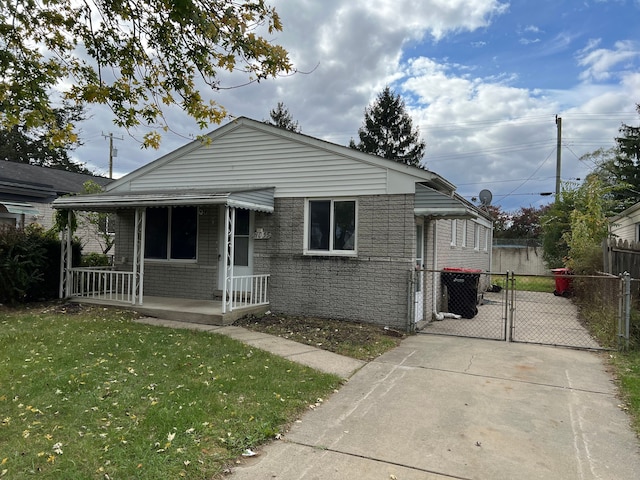 bungalow-style house featuring a front lawn