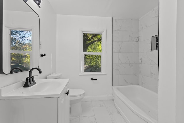 full bathroom with plenty of natural light, toilet, vanity, and tiled shower / bath combo