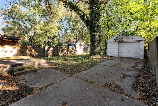 view of yard featuring a garage and an outdoor structure