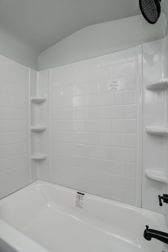 bathroom with tiled shower / bath combo