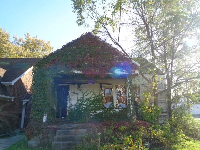 14390 Lappin St, Detroit, MI 48205 - view of front of property featuring a porch