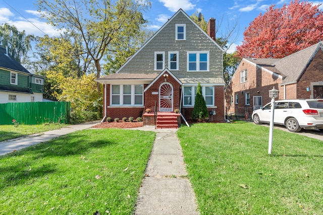 view of front of house featuring a front lawn