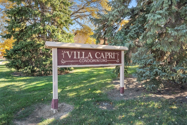 community / neighborhood sign featuring a lawn