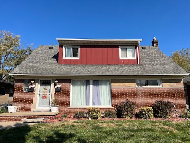 view of front of property with a front yard