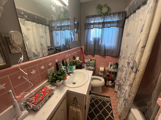 bathroom with a shower with curtain, vanity, tasteful backsplash, and toilet