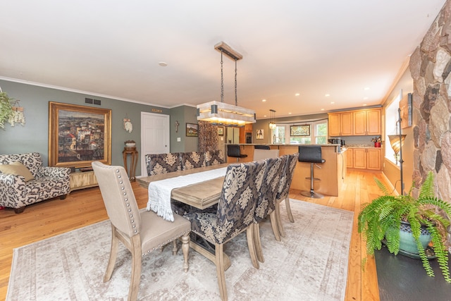 dining space featuring recessed lighting, visible vents, crown molding, and light wood finished floors