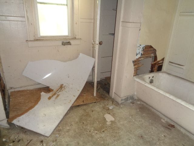 14531 Lappin St, Detroit, MI 48205 - full bath featuring a bath