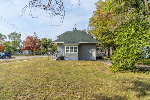 back of house featuring a lawn