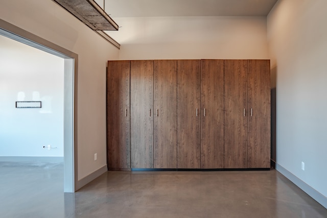 empty room featuring concrete flooring