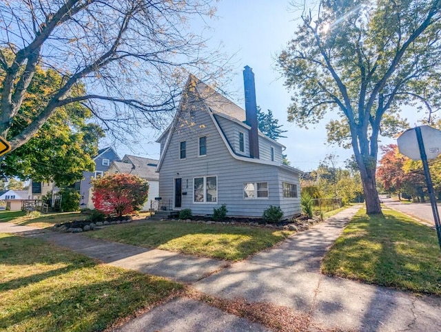 view of front facade featuring a front yard