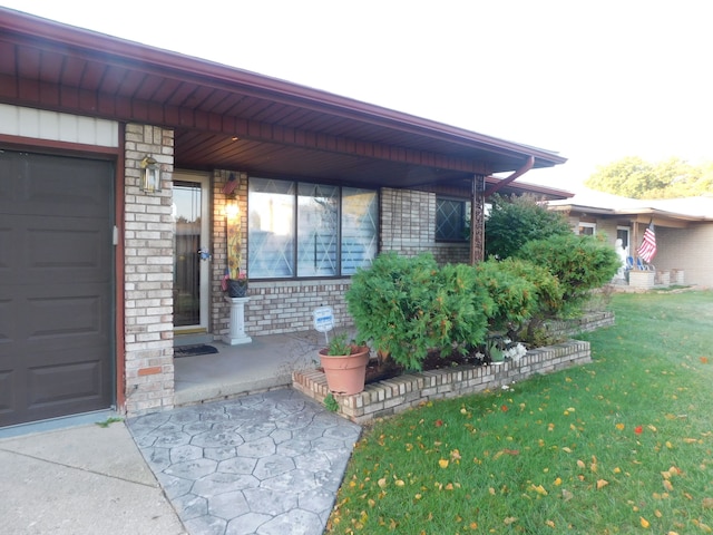 property entrance featuring a lawn