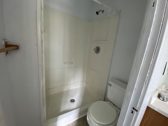 925 W Lovell St, Kalamazoo, MI 49007 - bathroom with toilet and a shower