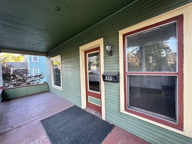 925 W Lovell St, Kalamazoo, MI 49007 - doorway to property featuring a porch