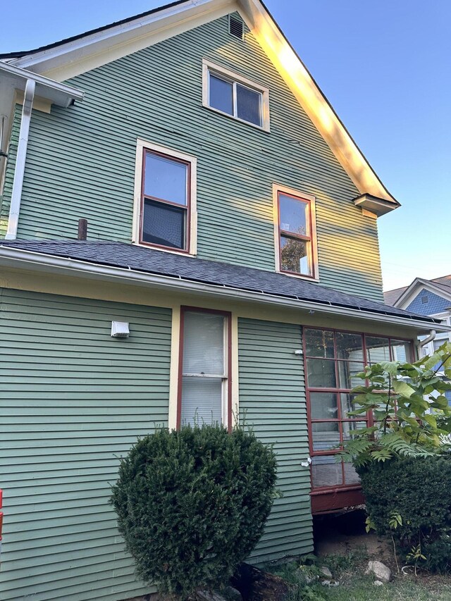 925 W Lovell St, Kalamazoo, MI 49007 - view of property exterior featuring a sunroom