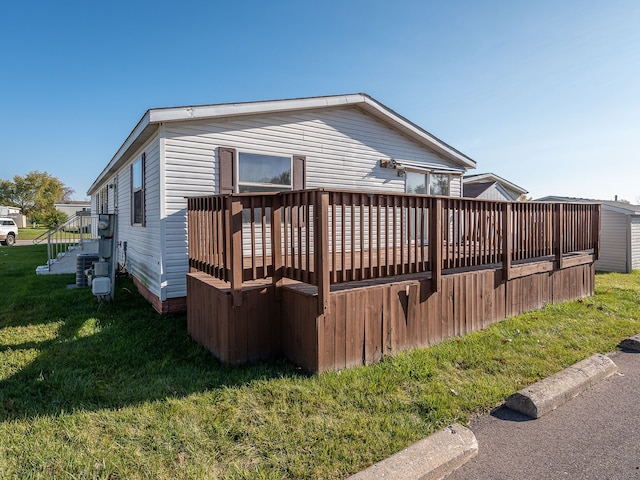 view of front of home featuring a deck and a front yard