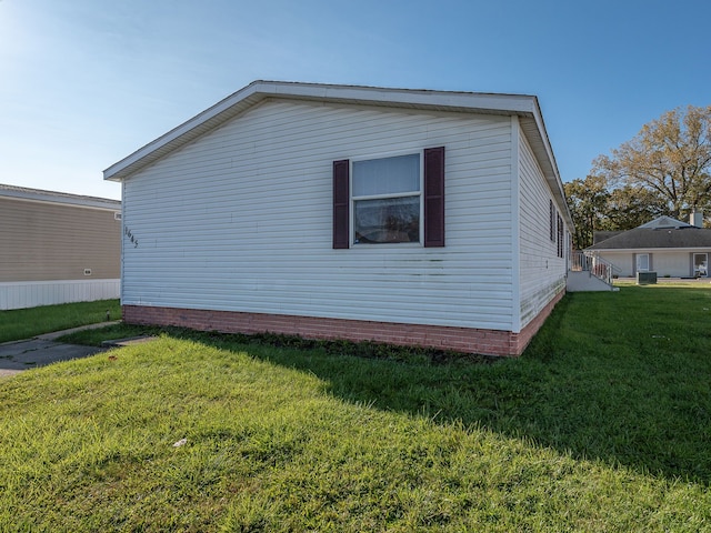 view of side of property featuring a lawn