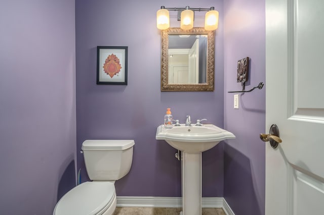 bathroom featuring toilet and sink