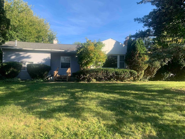 view of front of house featuring a front yard