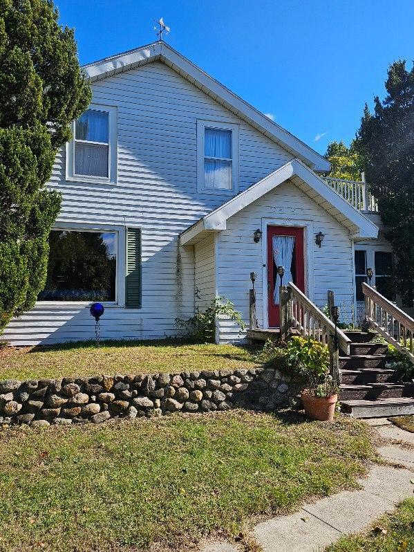 view of front of property featuring a front yard