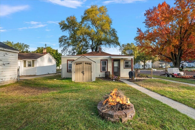 view of front of house featuring a fire pit and a front yard