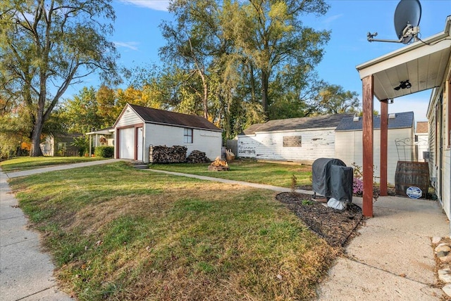 view of yard with an outdoor structure and a garage