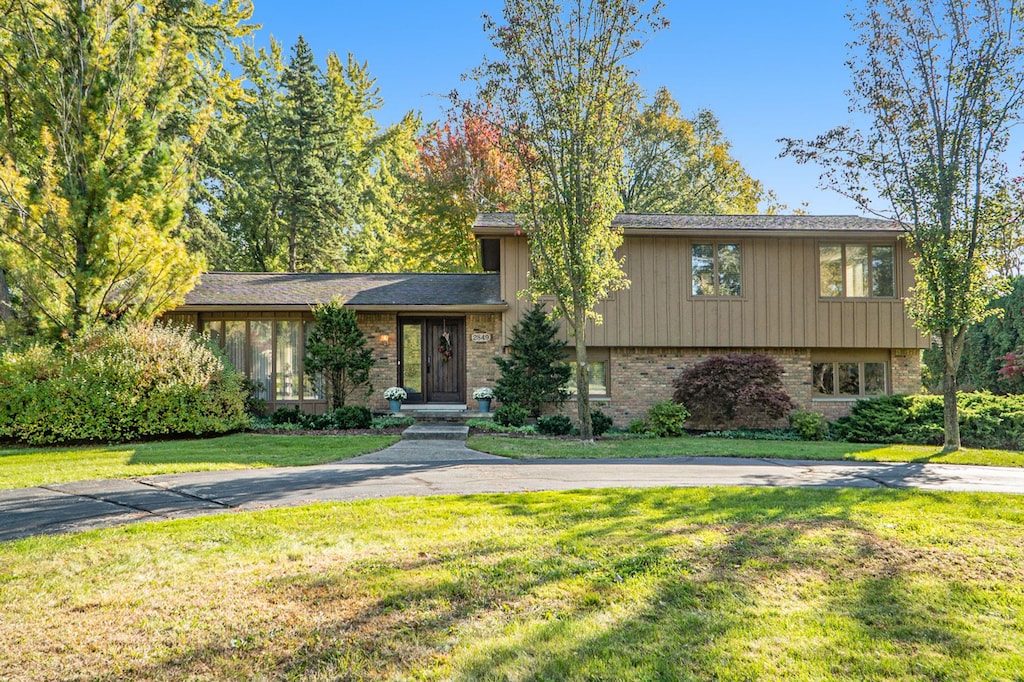 tri-level home featuring a front lawn