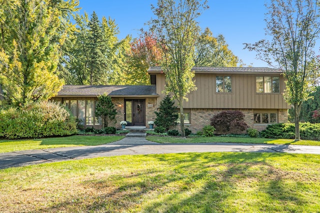 split level home with a front lawn