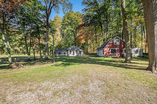 view of yard featuring an outdoor structure