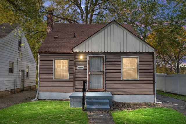 view of front of property with a front yard