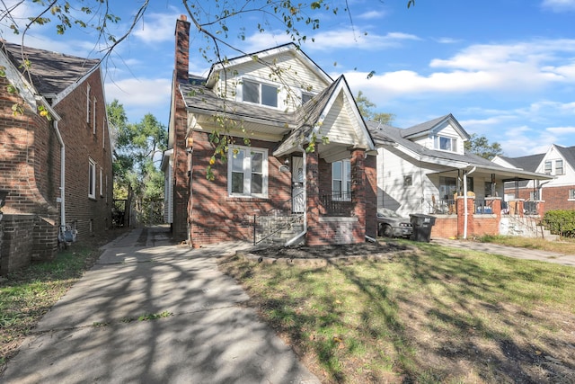 view of front of property featuring a front lawn and a porch