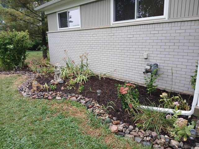 28164 Kendallwood Dr, Farmington Hills, MI 48334 - view of side of home with brick siding