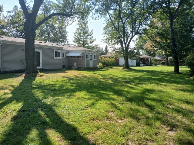 28164 Kendallwood Dr, Farmington Hills, MI 48334 - view of grassy yard