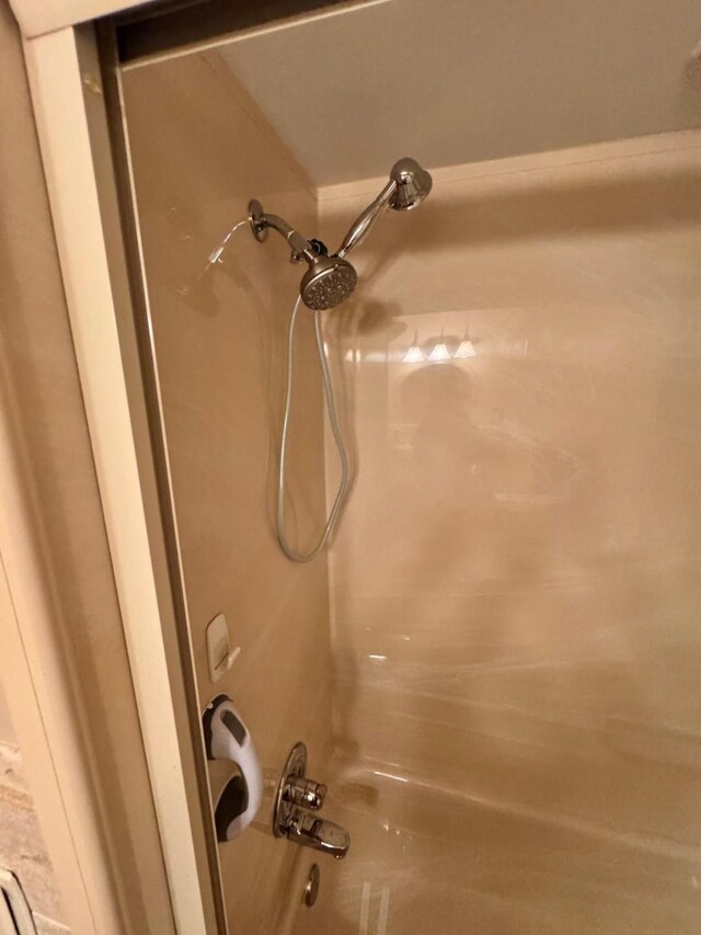 28164 Kendallwood Dr, Farmington Hills, MI 48334 - bathroom view of shower / tub combination