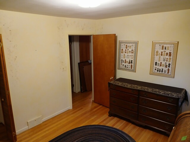 28164 Kendallwood Dr, Farmington Hills, MI 48334 - bedroom featuring light wood-style flooring